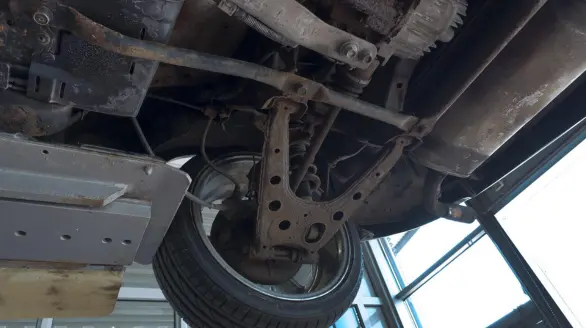 Auto jälkitarkastuksessa nosturilla – Alppilan Katsastus Oulussa