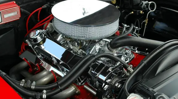 Auton moottori tarkastuksessa muutoskatsastusta varten – Alppilan Katsastus