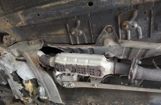 Auton pohjaa tutkitaan katsastuksessa Alppilan Katsastuksessa Oulussa.