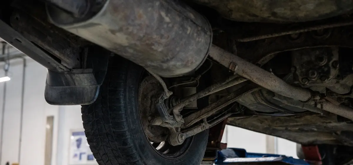 Auton alusta tarkastuksessa – jälkitarkastus Oulussa