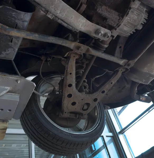 Auto nosturilla jälkitarkastuksessa Alppilan Katsastuksessa