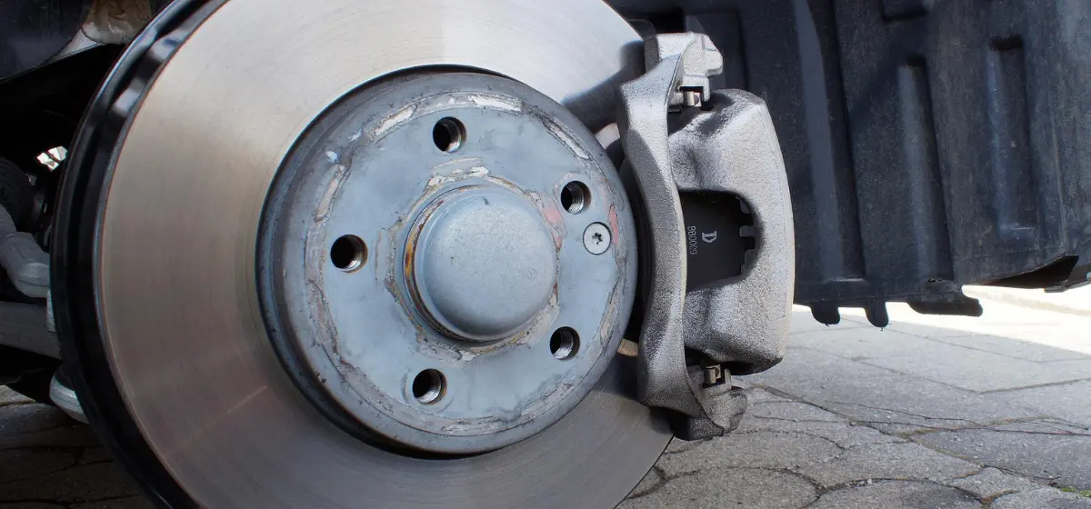 Auton jarrulevy tarkastuksessa määräaikaiskatsastuksessa Oulussa