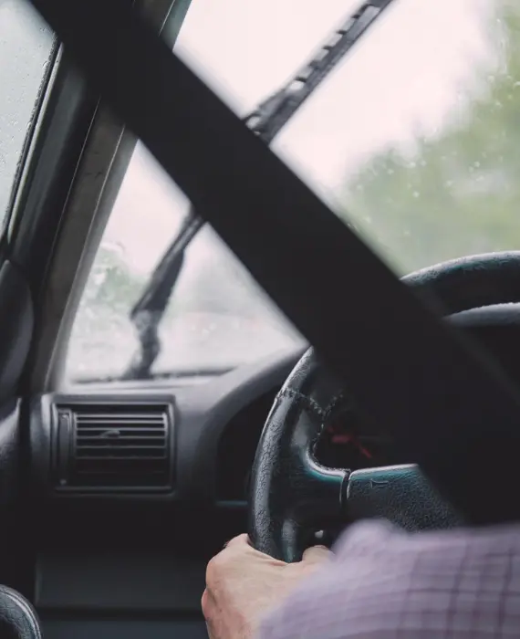 Autoilija ajaa vesisateessa – määräaikaiskatsastus varmistaa turvallisuuden kaikissa olosuhteissa