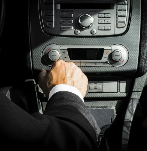 Kuljettaja vaihtaa vaihdetta autossa – määräaikaiskatsastus varmistaa auton suorituskyvyn