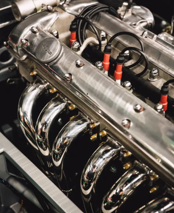 Auton moottori avoinna huollon yhteydessä – muutoskatsastus varmistaa turvallisen muutoksen.