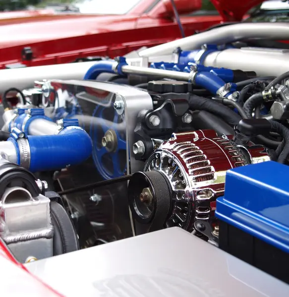 Auton moottori kuvattuna ylhäältäpäin – muutoskatsastus varmistaa, että muutokset ovat lainmukaisia.