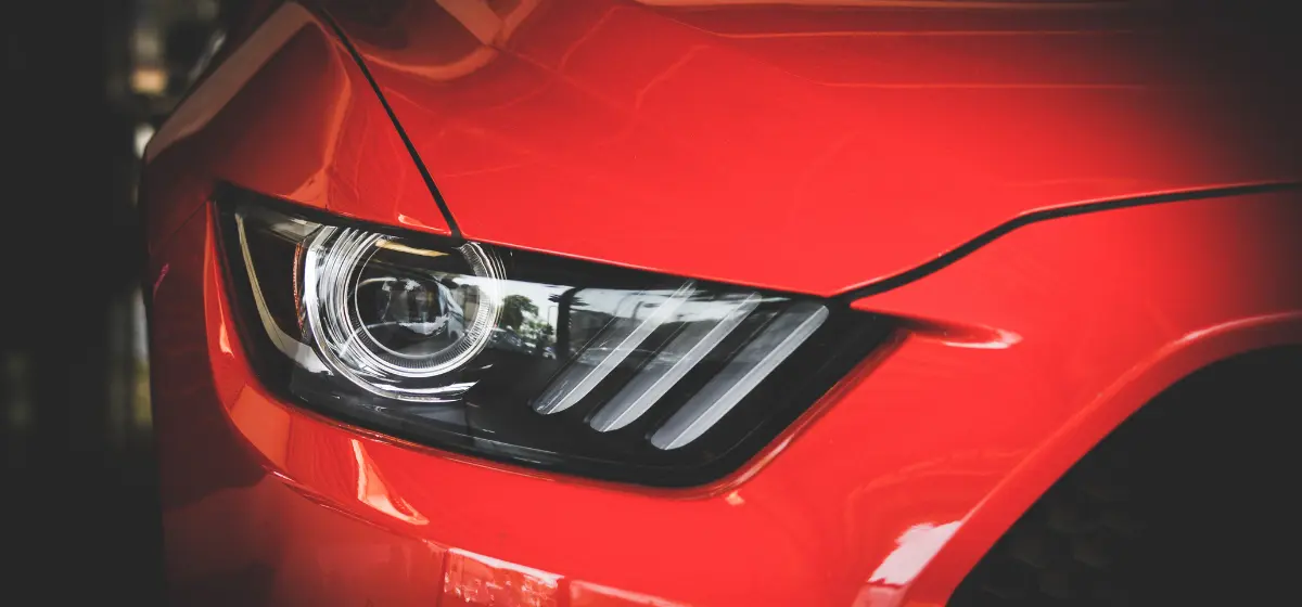 Uuden auton keula ja umpio rekisteröintikatsastuksessa