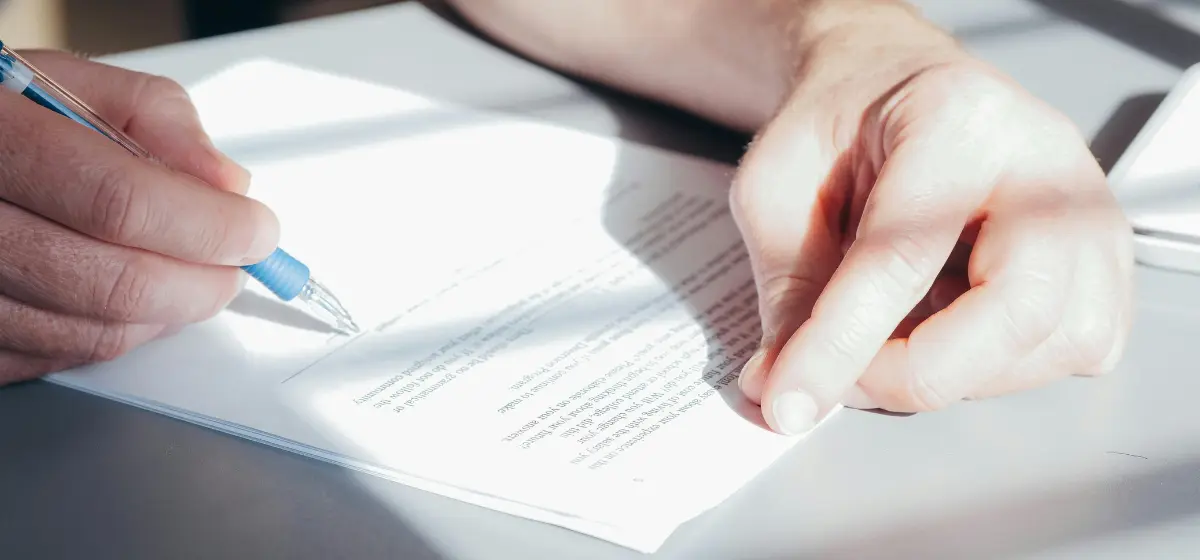 Asiakas allekirjoittaa rekisteröintilomakkeen katsastusasemalla