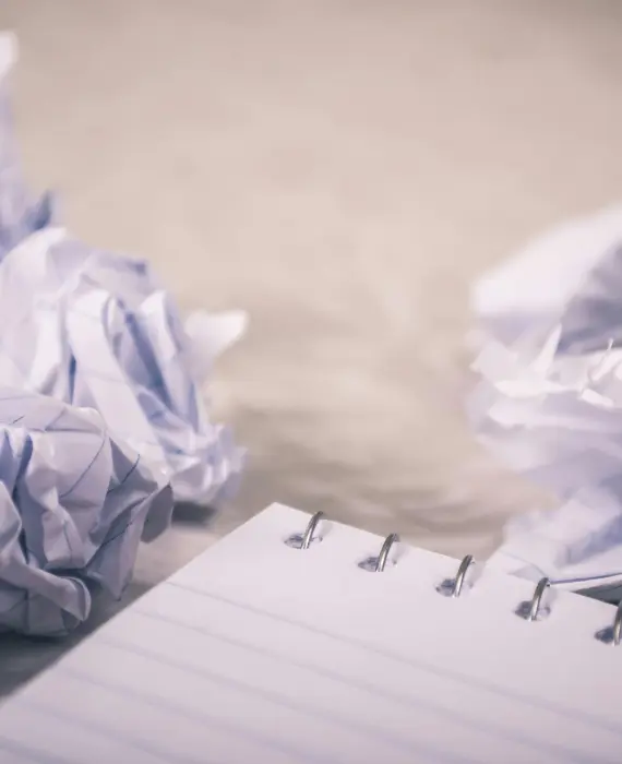 Rekisteröintiin liittyviä papereita ja muistiinpanoja pöydällä