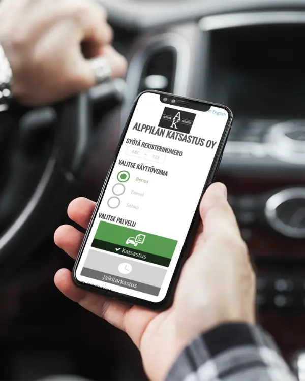 Asiakas varaa auton katsastuksen Oulussa Alppilan Katsastuksen verkkopalvelusta puhelimella