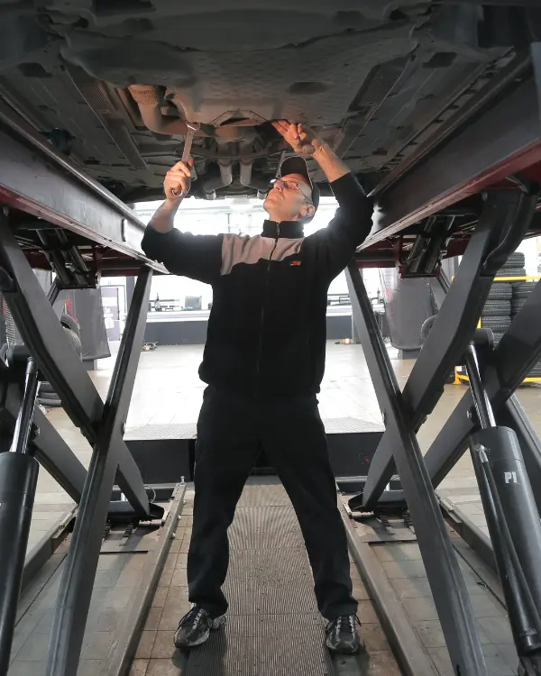 Katsastaja työskentelee Oulussa Alppilan Katsastuksella